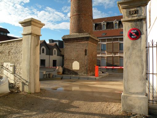  Ancienne cour d'usine, avec cheminée